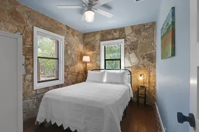 Charming Cottage with Unique Grotto Access - Cozy Hill Country Retreat Hoteles en Dripping Springs
