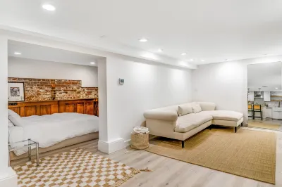 Modern Queen Anne studio - full kitchen - one block to Kerry Park, near downtown William Traver Gallery 주변 호텔