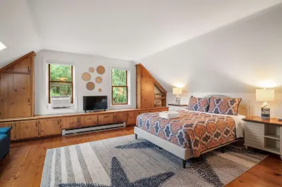 Pond Front Retreat with Game Room - Charming Escape Hotel dekat Forest Beach Conservation Area