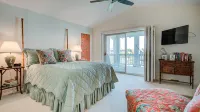 Cozy Poolside Townhouse with Beach Gear Credit - Inviting Oasis