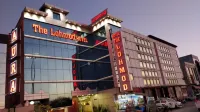 The Lohmod Hotel 마히팔퍼 호텔
