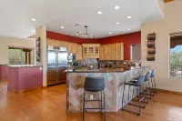 Hot Property/Foothills/Heated Pool/Spa/Sleeps16+