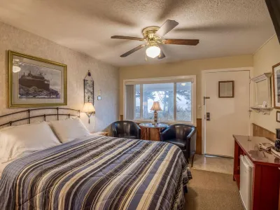 Cozy Coastal Getaway - Ocean Views, WiFi, Cable & More