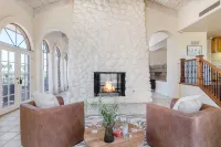Exquisite Oasis with Expansive Pool - Stunning Luxury Retreat