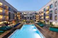Resort-Style Pool and Rooftop Deck with Skyline Views - Elegant Oasis Hotels in Campbell