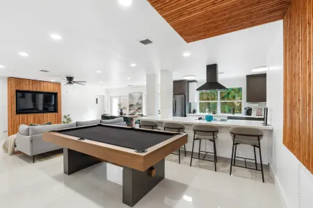 Lavish Retreat - Terrace with Grill, Billiards, Mini Golf Отели рядом с достопримечательностью «Beijing Mart»