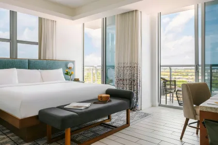 The Circ Hotel Hollywood, Sonder