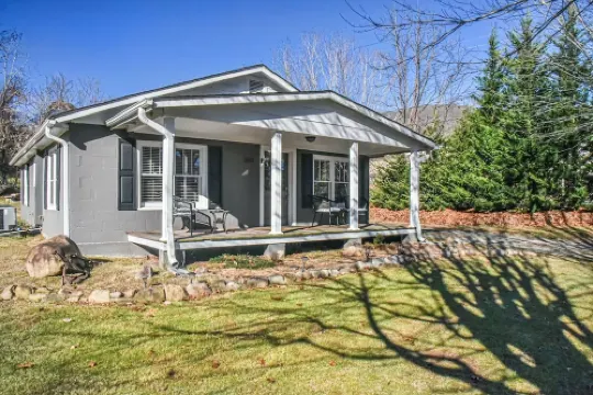 Delightful 2-bedroom Cottage in Hot Springs Hotels in Hot Springs