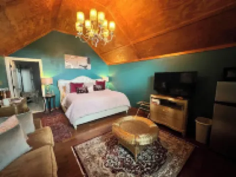 Love Shack! New Hot Tub, Soaker Tub, King Bed, Pine Trees, East Texas Stay