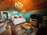 Love Shack! New Hot Tub, Soaker Tub, King Bed, Pine Trees, East Texas Stay