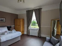 The Mortimer Arms Hotels near Romsey Abbey