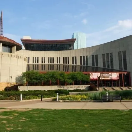 Fairfield Inn & Suites Nashville Near Vanderbilt Отели рядом с достопримечательностью «The Parthenon»