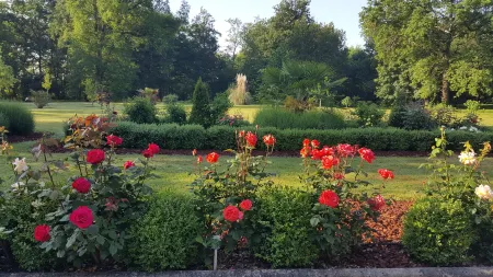 Maison d'hôtes de Charme les Bruhasses Отели в г. Курансан