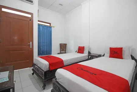 RedDoorz Plus @ Taman Siswa 3 Отели рядом со станцией Yogyakarta