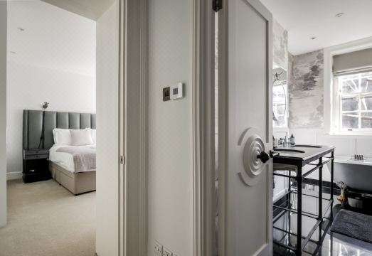 런던의 우아한 호텔 객실 내부