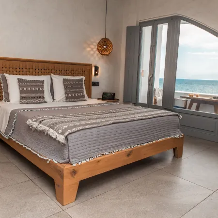 Almyra Oia Suites Отели рядом с достопримечательностью «Пляж мыса Колумбо»