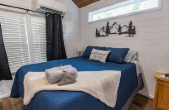 Serene Retreat with Outdoor Adventure Options - Charming Tiny Home