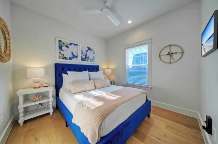 Priv Pool Yard w Putting Green Newly Remodeled Always Sunny by AvantStay