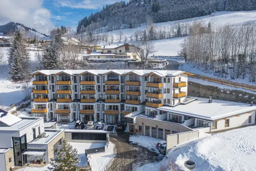 AlpenParks Hotel & Apartment Alpendorf - Pool
