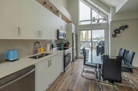 Skyline 207 - Mountain View Townhouse-AC - Heated Pool - Hot Tub Отели рядом с достопримечательностью «WhiteFish - BowRiver - ElkFlats Loop»