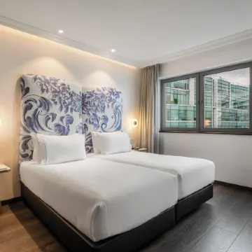 Eurostars Universal Lisboa Отели рядом с достопримечательностью «Edificio Atlantis»