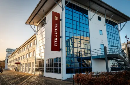 Pier 5 Hotel Отели в г. Ольборг