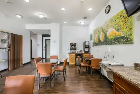 Americas Best Value Inn & Suites- Three Rivers Отели в г. Три-Риверс