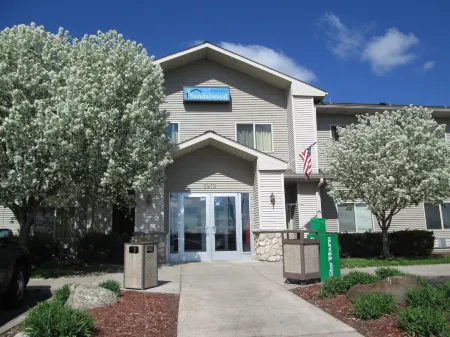 Sandalwood Studios & Suites Отели в г. Прайор-Лейк