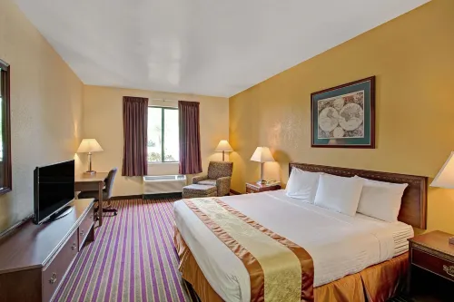Days Inn & Suites by Wyndham Hickory Отели в г. Хикори