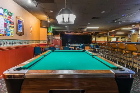 Quality Inn & Suites Отели рядом с достопримечательностью «Uncle John's Elk Creek Campground»