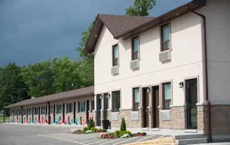 Masterson's Motel Отели в г. Леннокс энд Аддингтон Каунти