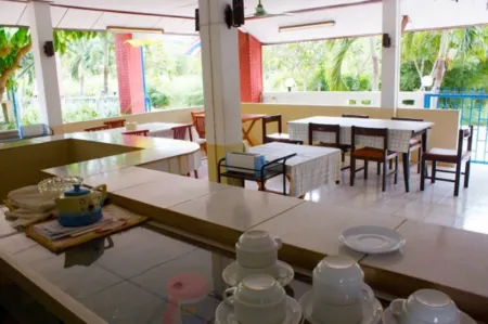 Sichang Shine Khao Resort Отели рядом с достопримечательностью «Hat Tham Phang»