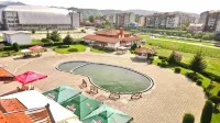Hotel Grand - ที่มีสระว่ายน้ำ