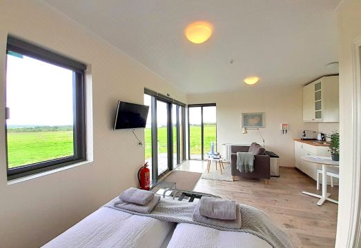 창 밖으로 보이는 아이슬란드 풍경