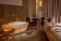 Gcf Luxury Suites, Guest House - Homestays