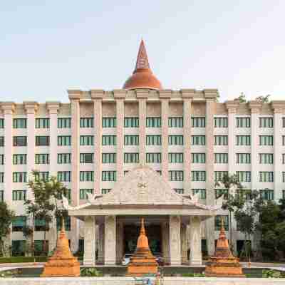 米達格蘭德飯店 達瓦拉瓦提 那空巴吞 Hotel Exterior
