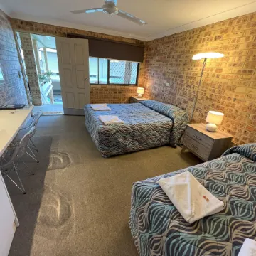 Golden Beach Motor Inn, Caloundra Отели рядом с достопримечательностью «Голден-Бич»