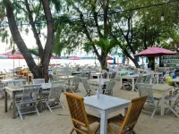 โรงแรมชายหาดวาร์นา โรงแรมในกีลี ตราวางัน