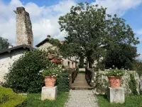 Castello di Cernusco Lombardone فنادق في Calco