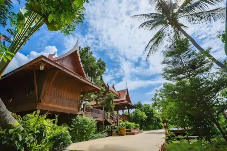 Ruen Pruksa Boutique Resort Отели рядом с достопримечательностью «Wat Molee»