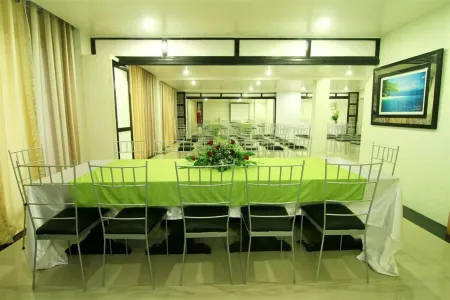 Urban Manor Hotel Отели в г. Роксас Сити