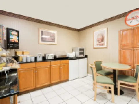 Howard Johnson by Wyndham Lenox Hotels in Lenox