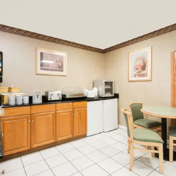 Howard Johnson by Wyndham Lenox