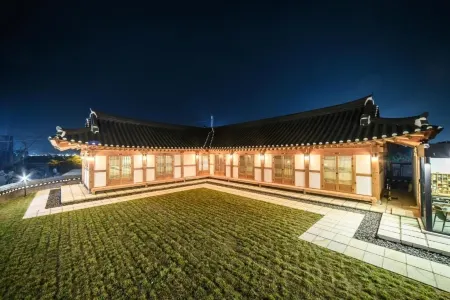 Gyeongju Hwarangroo Отели рядом с достопримечательностью «Развалины павильона Пхосокчон»