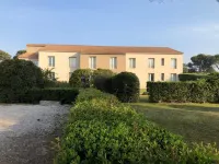 Logis Hôtel Restaurant les Aubuns فنادق في Saint-Gilles