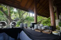 Hawaii Resort Family Suites Hotel di Kecamatan Cinangka