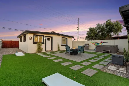 Featherlight Cottage with BBQ and Hot Tub in Downtown Phoenix