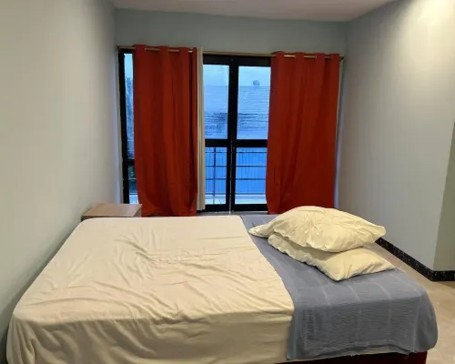 Studio Sleeps 2 with Free Parking فنادق في هونيارا