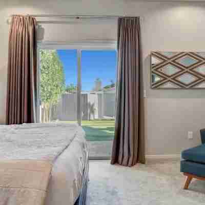 Amazing 4-Bdrm WBackyard Paradise in Scottsdale Rooms