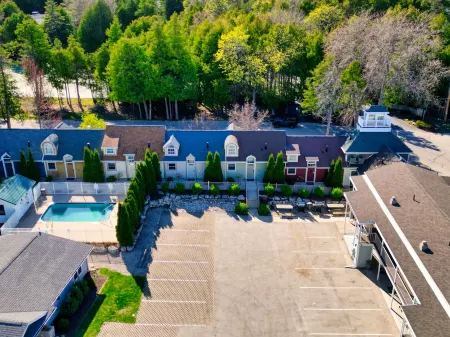 Spruce and Shore Motel